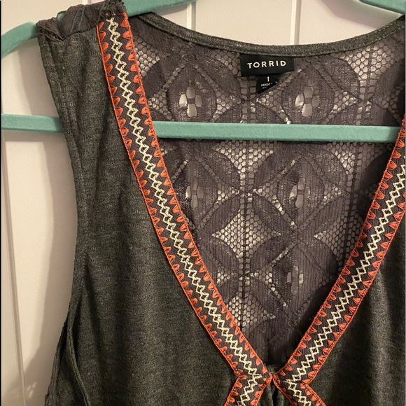 ❌SOLD❌ EMBROIDERED TANK WITH LACE BACK - Picture 4 of 6